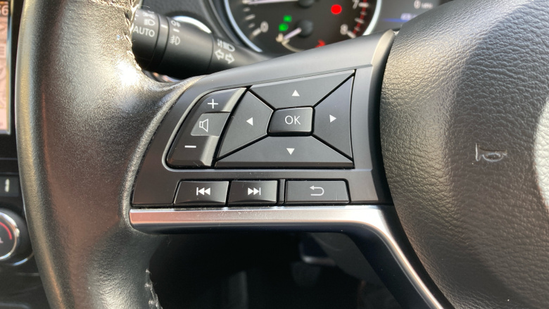 Nissan Qashqai 1.3 DiG-T N-Motion 5dr Petrol Hatchback